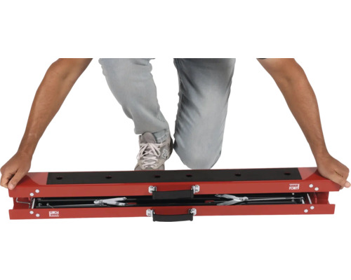 Persoon knielt op een motorfietslift van Cargo Point