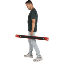 Man draagt een richtlat met handvat