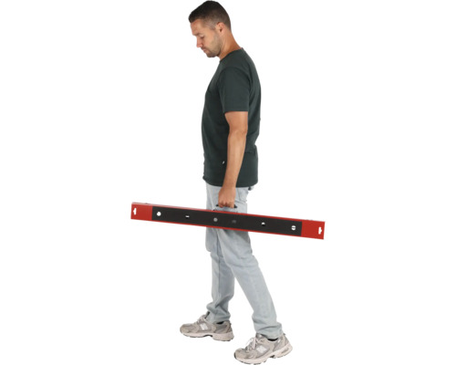 Man draagt een richtlat met handvat