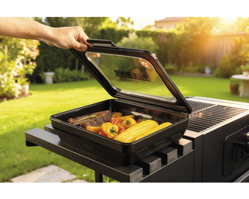 Grillbox met steak, paprika en maiskolven op barbecue in de tuin