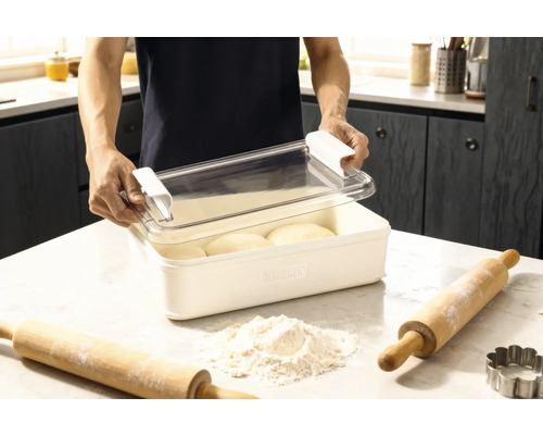 Deegbak met deksel en twee deegrollers, plus bloem op een aanrecht