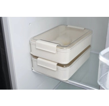 Twee rechthoekige voorraaddozen met transparante deksels in de koelkast