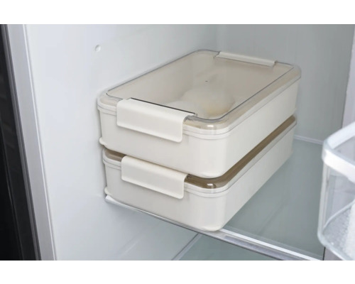 Twee rechthoekige voorraaddozen met transparante deksels in de koelkast