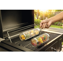 Groenteroller op een barbecue met gegrilde etenswaren