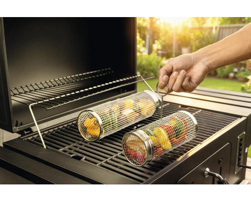Groenteroller op een barbecue met gegrilde etenswaren