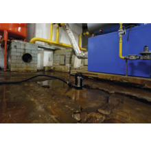 Kelderruimte met stilstaand water en een dompelpomp in gebruik
