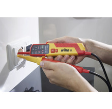 Wiha tweepolige spanningstester in gebruik op een stopcontact