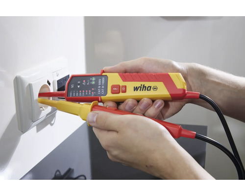 Wiha tweepolige spanningstester in gebruik op een stopcontact
