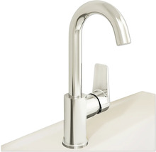 Metalen mengkraan op een wastafel