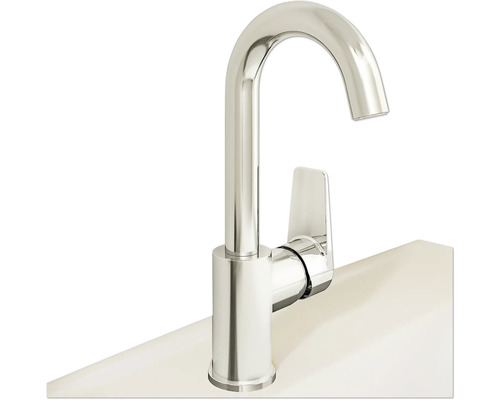 Metalen mengkraan op een wastafel