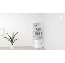 Witte hoekplank met schoonmaakmiddelen, wasgoed en prullenbak in de badkamer.