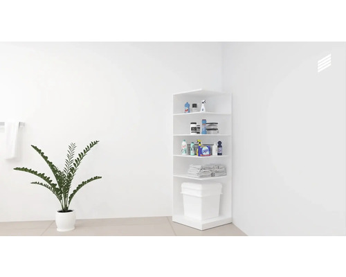 Witte hoekplank met schoonmaakmiddelen, wasgoed en prullenbak in de badkamer.