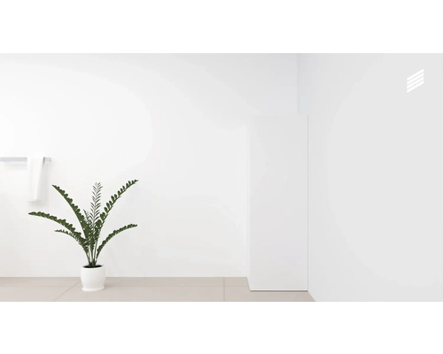 Lichte interieur met kamerplant, handdoekhouder en handdoek