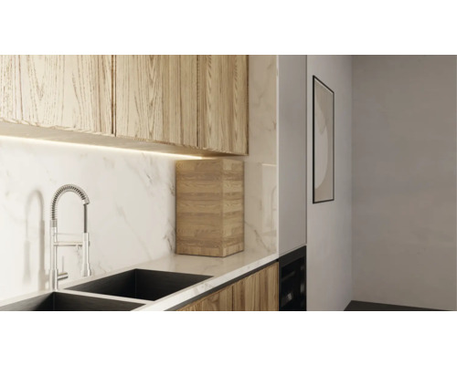 Moderne keuken met gootsteen, kraan, werkblad en houten kast