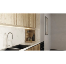 Keukenscène met gootsteen, kraan, hangkasten en plank