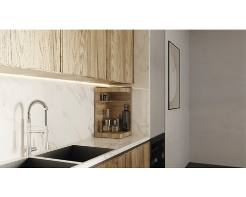 Keukenscène met gootsteen, kraan, hangkasten en plank