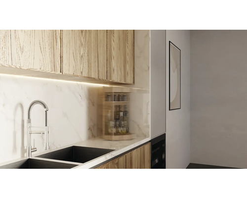 Lichte keuken met spoelbak, kraan en kruidenrek