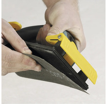 Handschuurmachine met schuurpapier in gebruik