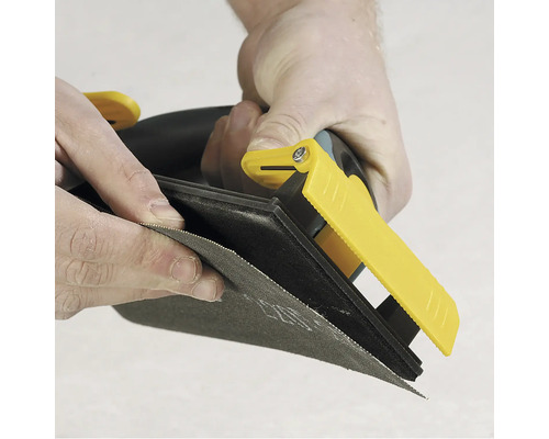 Handschuurmachine met schuurpapier in gebruik