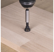 Forstnerboor in gebruik op een houten plank