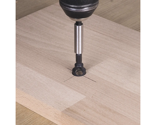 Forstnerboor in gebruik op een houten plank