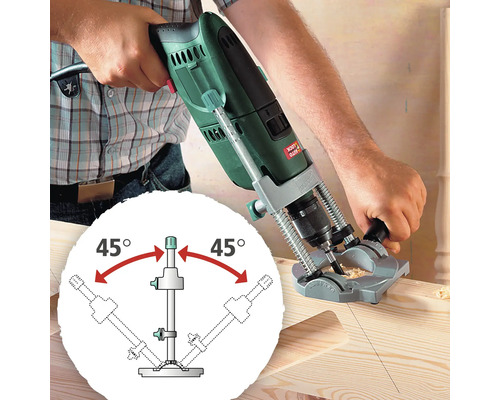 Boormachine die in een houten plank boort met een boormal voor nauwkeurige boorhoeken.