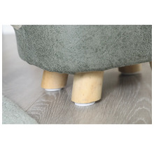 Detailaanzicht van een kruk met houten poten en vloerbeschermers