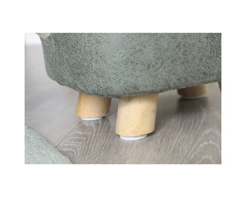 Detailaanzicht van een kruk met houten poten en vloerbeschermers