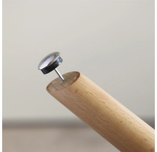 Meubelglijder met spijker op een houten poot