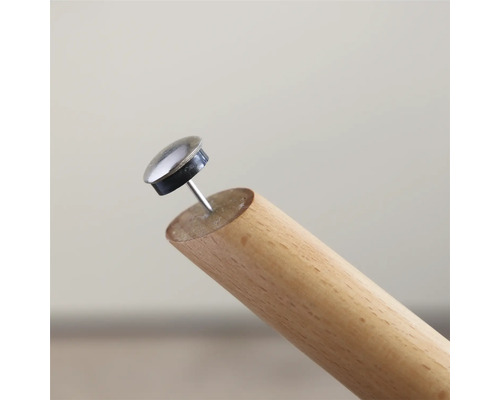 Meubelglijder met spijker op een houten poot