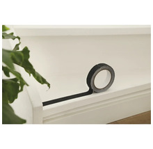 Een rol zwarte antislip tape op een lichte ondergrond