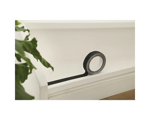 Een rol zwarte antislip tape op een lichte ondergrond