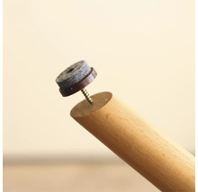 Viltglijder met schroef bevestigd aan een houten poot