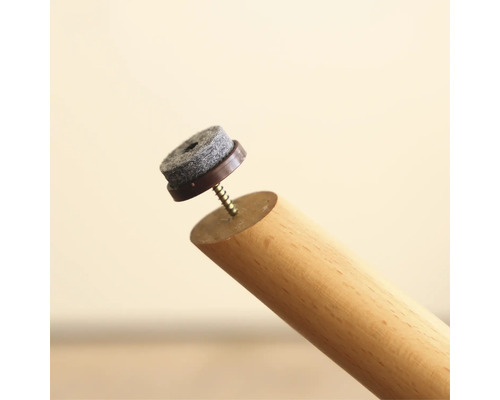 Viltglijder met schroef bevestigd aan een houten poot