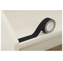 Rol antislip tape op een traptrede