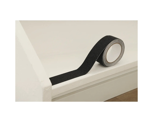 Rol antislip tape op een traptrede