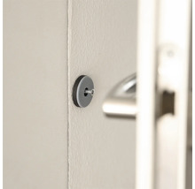 Grijze deurvanger aan de muur bevestigd