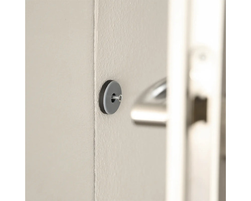 Grijze deurvanger aan de muur bevestigd