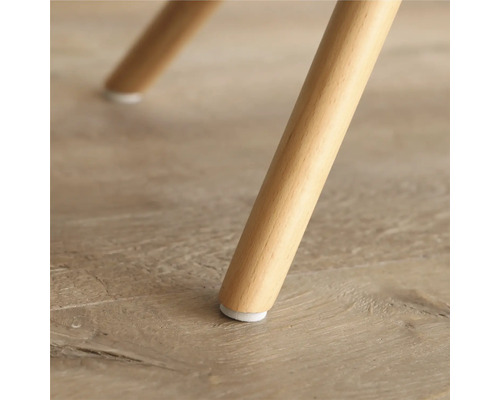 Detailopname van een houten meubelpoot met vloerbeschermer.