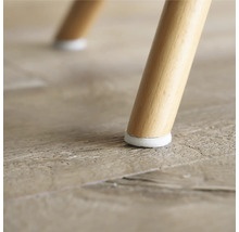 Stoelpoot met vilten glijder op houten vloer