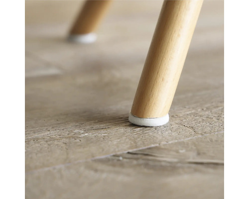 Stoelpoot met vilten glijder op houten vloer