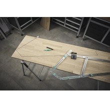 Werkbank met houten snede, potlood en hoekoverbrenging