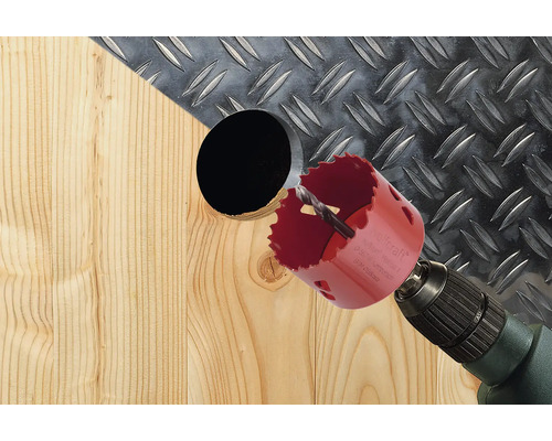 Gatzagen boren een gat in hout