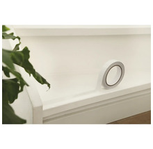 Een rol dubbelzijdige tape op een oppervlak.