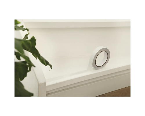 Een rol dubbelzijdige tape op een oppervlak.