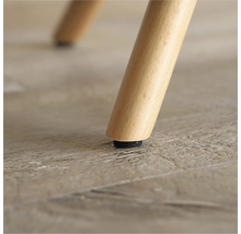 Detailopname van een houten stoelpoot met vloerbeschermer