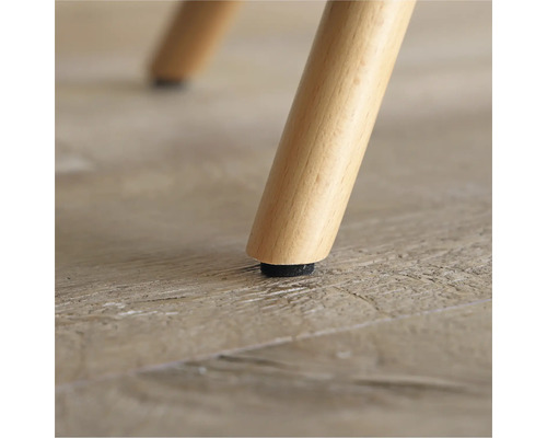 Detailopname van een houten stoelpoot met vloerbeschermer