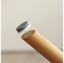 Viltglijder met spijker op een houten poot