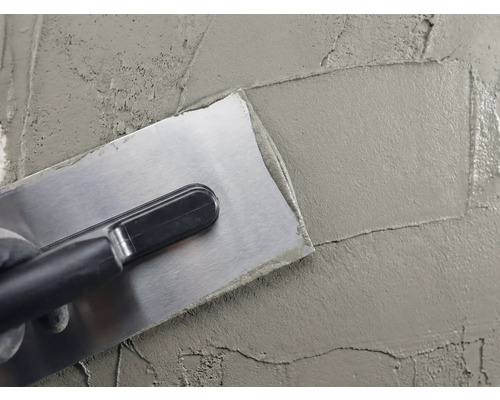 Plamuurmes met aangebrachte pleister