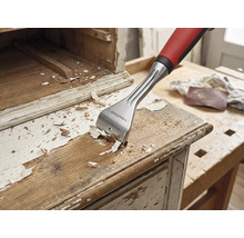 Houtschraper die verf verwijdert van een houten meubelstuk